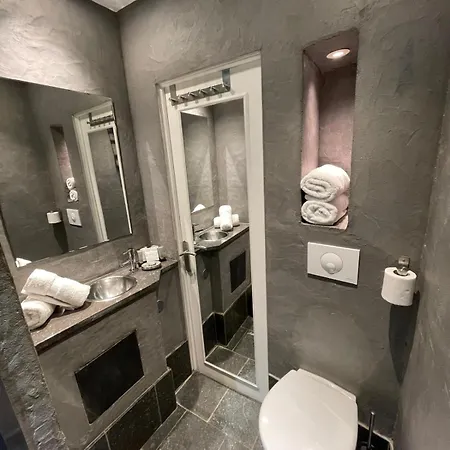 Hotel B
